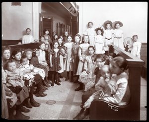 Vista interna di ragazze in una sala d